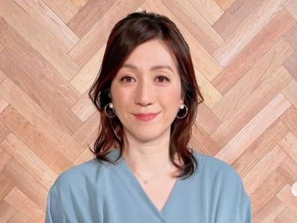 スモークブルーのワンピースを着た、野々村友紀子のインスタ画像。