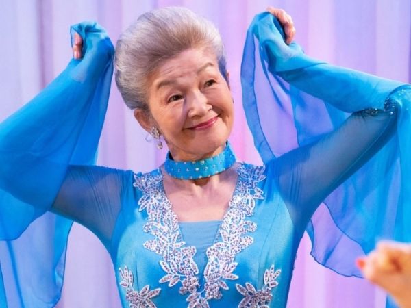 青いドレス姿の草村礼子