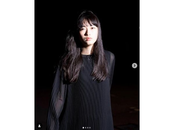 茅島みずきさんが黒い服をきている、カッコいい画像