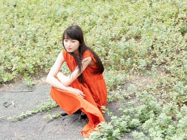 茅島みずきさんがオレンジ色のワンピースを着ているインスタ画像