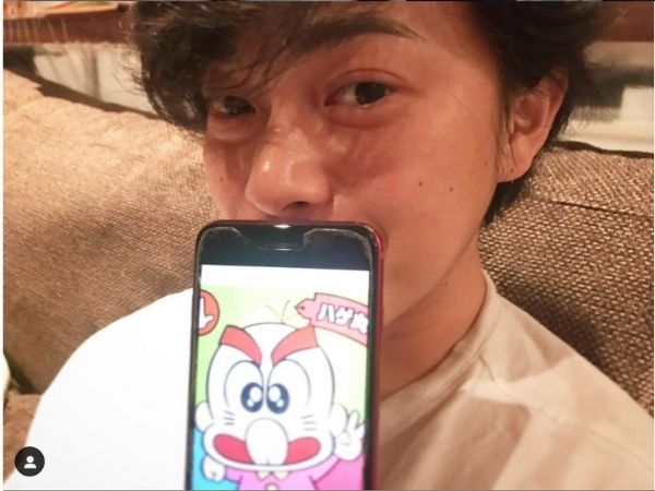 前田敦子の旦那さん、勝地涼が我が子にそっくりだというスマホの画像を見せている画像