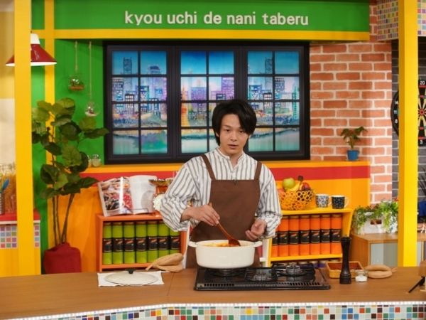 中村倫也がNHKの料理番組「今日、うちでなに食べる?」で料理中